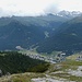 Blick hinunter zum Davosersee und dem "[https://de.wikipedia.org/wiki/InterContinental_Davos Goldenen Ei]"