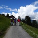 nach dem Einkehrschwung auf der Terrasse des Strela Alp Bergrestaurants wandern wir (hier wieder die drei Kilis) ...