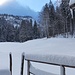 Schneeschuhmontage am Bankerl der Oberhofer-Weißachalm. Der Nebel lichtet sich langsam und erste Berge des Halserspitzkamms beginnen sich zu zeigen.