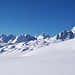 <b>Mi godo il fantastico panorama sulle eleganti vette della Val Formazza, quindi risalgo il pendio fino a ritrovare la via per l’Helgenhorn, oggi discretamente frequentata. </b>