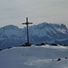Gipfelkreuz gegen Dolomitenberge