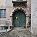 Un magnifico portone settecentesco di un palazzo di Bonera.