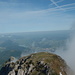 Vom Gipfel blickt man hier nach Westen über den Vorgipfel am Sattel zum wesentlich niedrigeren Pilgerschrofen (links unten); drunten im Tal Füssen und der Weißensee.