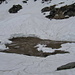 obere Alp Laghetti, 1610 müM.: das Sumpfgebiet hat einen Krater in der dicken Schneedecke gebildet. Ohne Schnee ein schöner Biwackplatz.