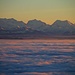 Aussicht übers Nebelmeer von der Belchenflue (1098,6m) zehn Minuten vor Sonnenuntergang. Zu sehen sind die höchsten Gipfel des Westlichen Berner Oberlandes, von links nach rechts: Blüemlisalphorn (3661m), Doldenhorn (3638m), Balmhorn (3698m), Altels (3629,3m) und Rinderhorn (3448m).