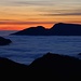 Belchenflue (1098,6m): Sicht 20 Minuten nach Sonnenuntergang auf die Berginseln im Nebelmeer. Links ist die Roggenflue (995m), hinten Ussergerg - Chutz (1125m) und das Höllchöpfli / Hellchöpfli / Hällchöpfli (1230,5m).
