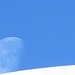 Der Mond versinkt im Schnee