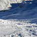 nun steht die Abfahrt bevor, oben war der Schnee noch recht pulvrig und gut, gegen untern war nur noch eine kleine Neuschnee Schicht auf alten Hartschnee-Skispuren.