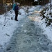 Der Weg gleicht einem gefrorenen Bachbett