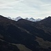 Blick über den grünen Kamm zu Bergen der Glocknergruppe