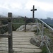 Die Gipfelplattform und das Gipfelkreuz des Pizalun.
