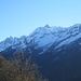 Verso est spunta il Pizzo Badile, mentre in fondo il panorama è chiuso dal gruppo delle Sciora, spettacolari montagne di granito che hanno fatto la storia dell’alpinismo in Val Bregaglia.