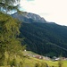 Villanderer Berg hoch über Reinswald, unten die Talstation der Seilbahn