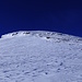 Neve ventata e rocce affioranti dalla Wenglilücke verso la vetta