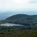 Blick vom Northpoint auf den North Lake (links) und den South Lake. Der Hike startet rechts ausserhalb des Bildes, geht über den South Mountain (nicht im Bild), über den Buckel und links aus dem Bild heraus zum Aussichtpunkt. Ab jetzt wird es etwas steiler und felsiger