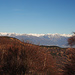 Weiter geht's am Kamm zum Cima Morissolo mit Blick auf die verschneiten Gipfel im Tessin