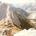 Tiefblick von der Speckkarspitze ins Hinterautal, links die Kante des Kleinen Lafatschers