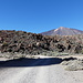 rechts des Weges Lavafelder, dahinter der Teide