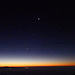in der Nacht geht es hinauf auf den Gipfel - vor dem ersten richtigen Sonnenlicht sind noch Venus (oberhalb der Mitte), Jupiter (links unterhalb) und Merkur (knapp über dem gelben Streifen) gut zu erkennen
