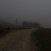 Ankunft an der Pfrontner Alpe im Nebel / Arrivo nella nebbia
