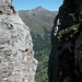 Blick durch die Scharte zwischen Nordturm und -grat hinunter nach Grindelwald und hinüber zum Schwarzhorn