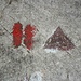 Il sentiero che abbiamo percorso fino San Pietro dei Monti è contrassegnato dai seguenti simboli o diciture:<br />SL / in rosso<br />Doppio trattino verticale / in rosso