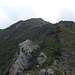 Rückblick auf beide Durchgänge, links oben der Sattel 658 m, in der Bildmitte der markante Fels mit dem Minisattel auf 465 m