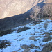 Discesa dal Camossaro 1453 mt verso la selletta che lo divide dal Monte Ostano 1509: sentiero tutto esposto a Nord e con neve ghiacciata.