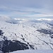 Gipfelausblick auf das weite Skigelände des Heinzenbergs, im Hintergrund die Tschingelhörner, Segnes und Sadona
