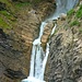 Ein Aussichtsplatz ermöglicht beste Blicke zum Wasserfall.