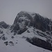 Im oberen Teil des Aufstiegs zum Sattel P.2045m gab der Nebel plötzlich den Gipfel vom Heitlistock (2146m) frei.