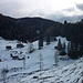 Auf österreichischer Seite liegt die Dolinza Alm, die im Sommer mit dem Alpengasthof Starhand auch eine Einkehrmöglichkeit bietet.