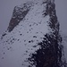 Rückblick auf meine Spur nach dem Abstieg vom Heitlistock Vorgipfel. Der Grataufschwung hat eine Höhe von 25m und ist die Schlüsselstelle vom Heitlistock Ostgrat (T5; Fels I+).