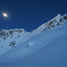 2 Tage nach Vollmond läuft es sich herrlich durch die Nacht im frischen Pulverschnee.