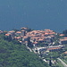 Tiefblick nach Pino am Lago Maggiore (Italien)