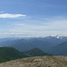 Panorama vom Covreto: Links Italien mit dem Lago Maggiore; rechts der Gridone; etwas rechts der Bildmitte die Walliser Alpen