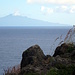 Am nächsten Tag: Blick von der Südspitze von Dominica auf den Vulkan Montagne Pelée (1397m) auf der französischen Insel Martinique, die nur ca. 40km entfernt ist.  