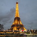 Le luci della sera conferiscono allo scenario un’atmosfera unica; domina su tutto la torre Eiffel, che con i suoi 300 m di altezza è il monumento più famoso di Parigi, conosciuto in tutto il mondo come simbolo della città stessa e della Francia 