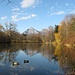 Der See im Giessenpark mit dem Gonzen im Hintergrund.