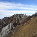 im Aufstieg zu P1419 schon mal ein Blick auf den höchsten Punkt des Monte Bronzone