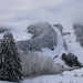 Foto vom 12.1.2019:<br /><br />Aussicht vom Walrand auf 1080m vor dem steilen Aufstieg zum Chellenchöpfli. Die gegenüberliegenden drei Gipfel aind in Wolken gehöllt, es wären Rotisegg (1159,8m), Passwang (1204,1m) und Schattberg (1166m).