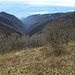 Qui si vede bene il solco vallivo della Valle Bova, riserva regionale. Con l’escursione di oggi  ho percorso il fondo della valle fino a circa due terzi della sua lunghezza e poi ho risalito e camminato sulle montagne di sinistra.