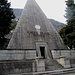 Laglio : Tomba piramidale di Joseph Franz