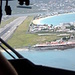 Schon nach 15min. der Landeanflug auf den [https://de.wikipedia.org/wiki/Princess_Juliana_International_Airport Princess Juliana International Airport (SXM)] auf Sint Maarten (NL), der vor allem für...
