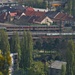 Vom Aussichtsturm auf dem Károly-magaslat hat man eine gute Sicht auf das ausgedehnte Bahnhofareal von Sopron, wo nebst dem grün-gelben Rollmaterial der GySEV zahlreiche ÖBB Schlierenwagen auffallen. Das wird am Nachmittag noch genauer erkundet werden.