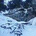 ..und quere hier kurz nach links raus, um oben wieder in die Schneerinne zu münden. Bei mehr Eis steht hier sicher eine kurze steile Kletterei (WI3-4 vermute ich mal) an und man kann in der Rinne bleiben.