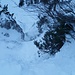 Rückblick zu den ersten Metern des rechten Gullys. Teilweise ist guter Firn vorhanden, häufig aber auch nur Schnee oder 1-2 mm Eis auf Felsplatten. Wird im Laufe des Winters sicher noch besser.