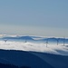 Der Windpark steckt im Nebel und der Mont Blanc hinten im Dunst