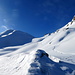 Rückblick aufs Teltschehorn von der Abfahrt über Obermatte - die ersten Spuren legen in dieser grandiosen Landschaft ist ein Geschenk. Die zwei Skifahrer im Bild folgten unserer Abfahrtsspur.