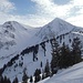 Ponten und Bschießer herangezoomt; links unten sieht man Spalten im Schnee (Fischmäuler), in deren Nähe ich bei meiner Skitour auf den Iseler vorbeigekommen war.